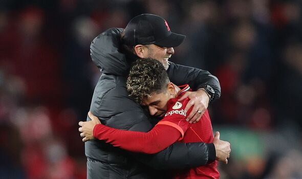 Roberto Firmino tar av seg trøye nr. 9 for å ta farvel med Liverpool